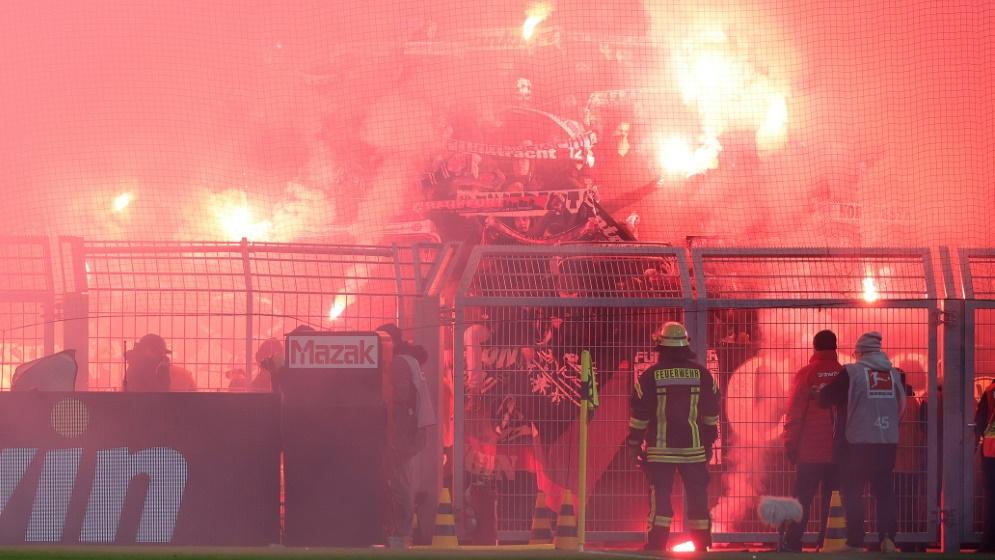 Ausreiseverbote für Fußballfans nur bedingt möglich Ausreiseverbote für Fußballfans nur bedingt möglich
