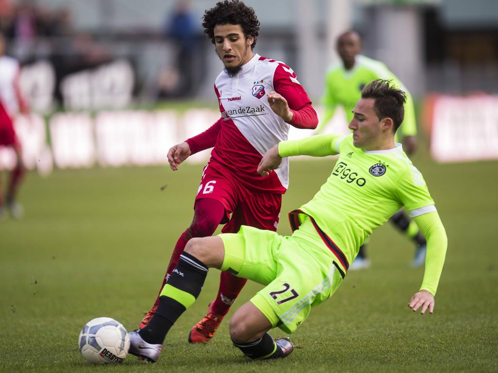 Een onderonsje op het middenveld waar Nemanja Gudelj (r.) het duel wint van Yassin Ayoub (l.) van FC Utrecht. (12-12-2015)
