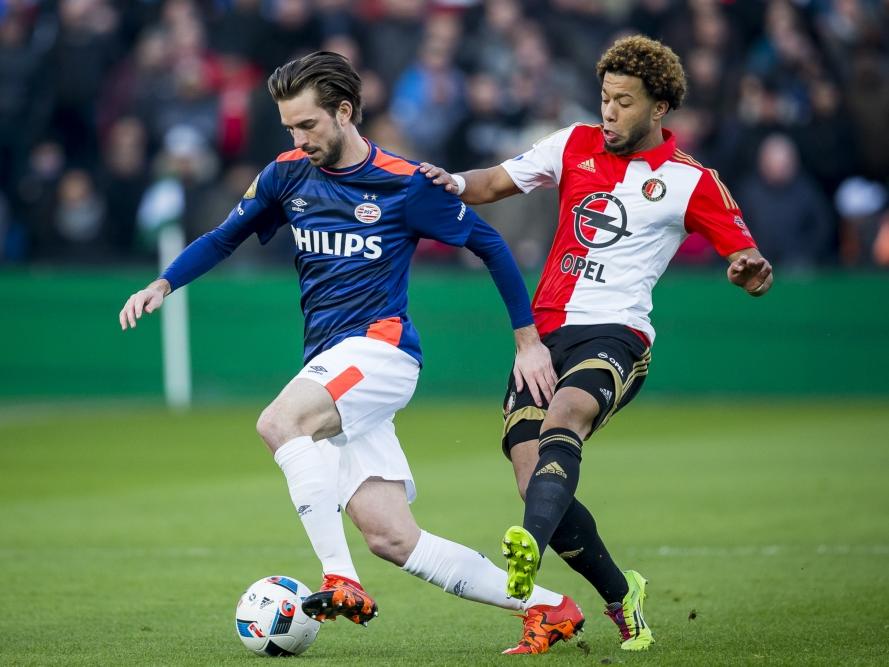Een duel op het middenveld. PSV-er Davy Pröpper (l.) draait weg van Feyenoorder Tonny Vilhena (r.). (17-01-2016)