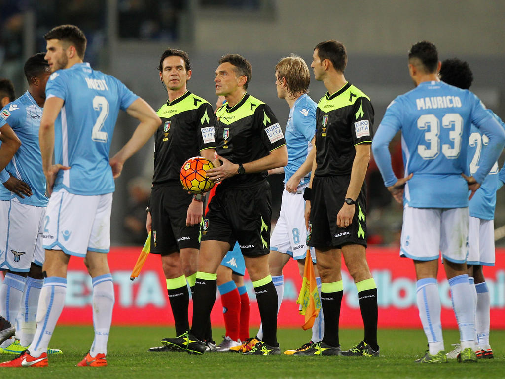 Schiedsrichter Massimilliano Irrati unterbricht das Ligaspiel zwischen Lazio und Napoli