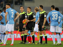 Massimiliano Irrati tenía que interrumpir durante unos minutos el partido. (Foto: Getty)
