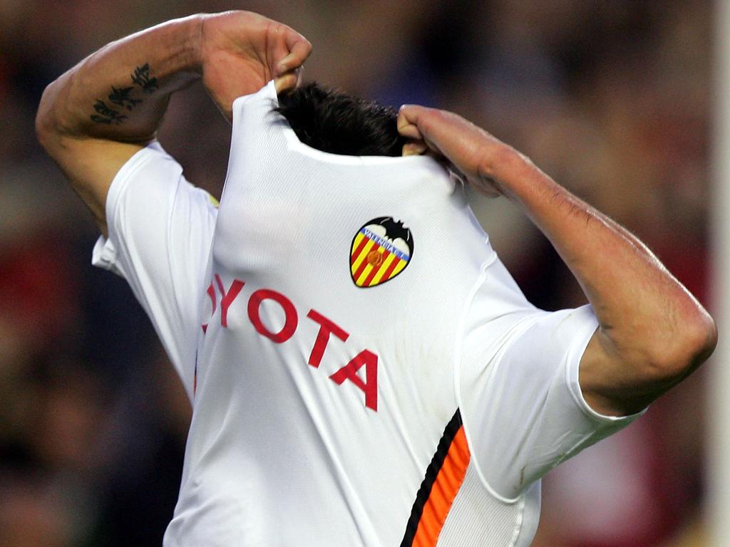 Vicente quitándose la camiseta tras marcar un gol ante el Espanyol en 2007. (Foto: Getty)