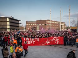 Duizenden fans van FC Twente lopen massaal samen naar het stadion voor de wedstrijd FC Twente - PEC Zwolle. De supporters uiten hun steun voor de club met de spreuk 'Twente leeft'. (12-03-2016)