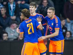 Met een belangrijk doelpunt vlak voor rust maakt Michiel Kramer (m.) er 1-1 van tegen Heracles Almelo. Tonny Vilhena (l.) en Sven van Beek zoeken de goaltjesdief op. (20-04-2016)