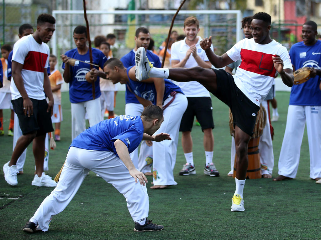 Danny Welbeck (dcha.) practicando Capoeira con su selección