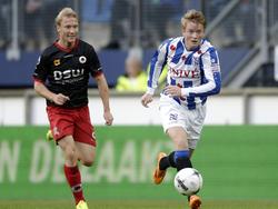 Sam Larsson (r.) van sc Heerenveen snelt langs Excelsior-speler Rick Kruys. (23-08-2014)