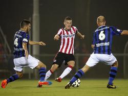 Clint Leemans (m.) staat onder druk van Aleksandar Bjelica (l.) en Steef Nieuwendaal tijdens de Jupiler Leaguewedstrijd Jong PSV - Sparta. (19-09-2014)