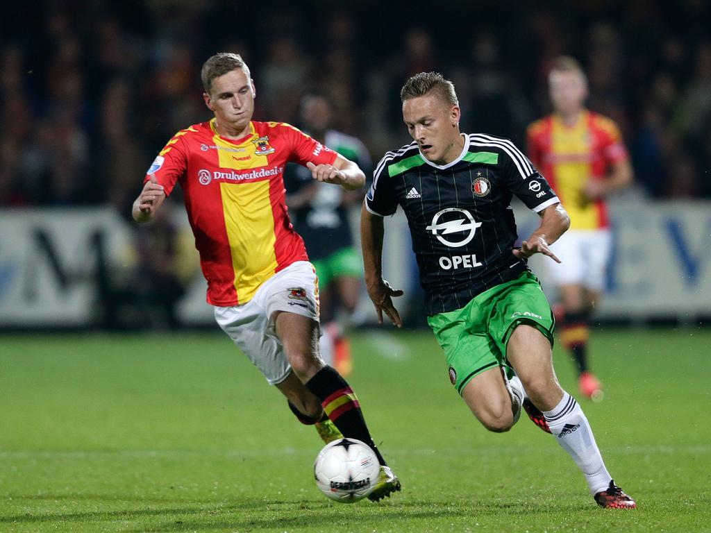 Jens Toornstra (r.) is Sjoerd Overgoor (l.) te snel af tijdens Go Ahead Eagles - Feyenoord. (27-09-2014)