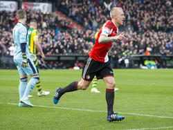 Lex Immers is euforisch nadat hij Feyenoord op voorsprong heeft gezet tegen ADO Den Haag (01-02-2015).