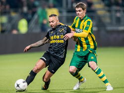 NAC speler Demy de Zeeuw (l.) in duel met ADO Den Haag-speler Thomas Kristensen (r.). (14-02-2015) 