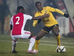 Edwin Gyasi (r.) probeert namens Roda JC Kerkrade langs Jong Ajax-verdediger Terry Sanniez te komen. (16-02-2015). 