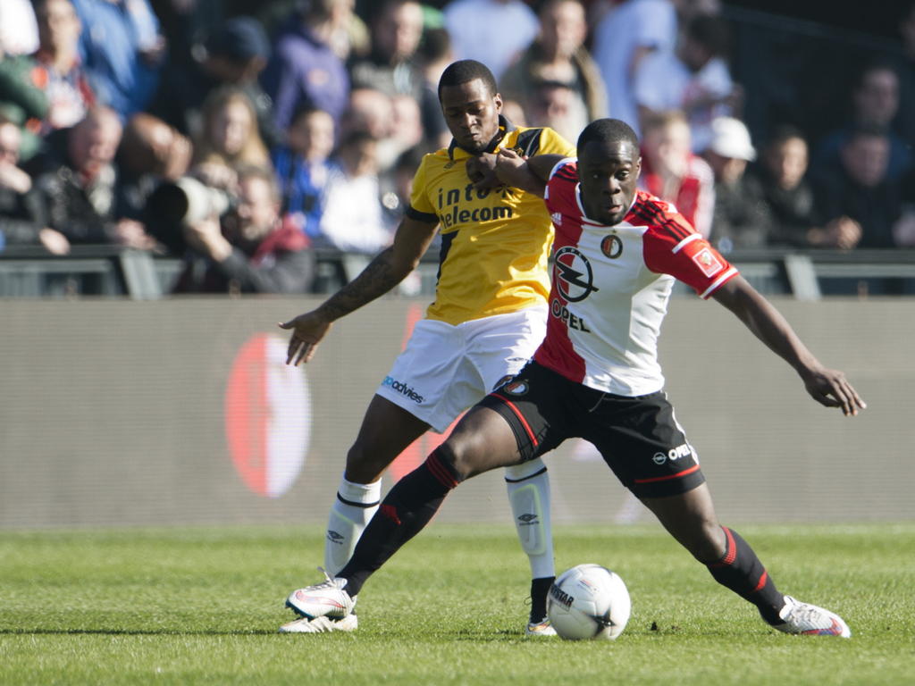 Ruben Ligeon (l.) van NAC Breda zit Feyenoorder Elvis Manu op de huid. (08-03-2015)