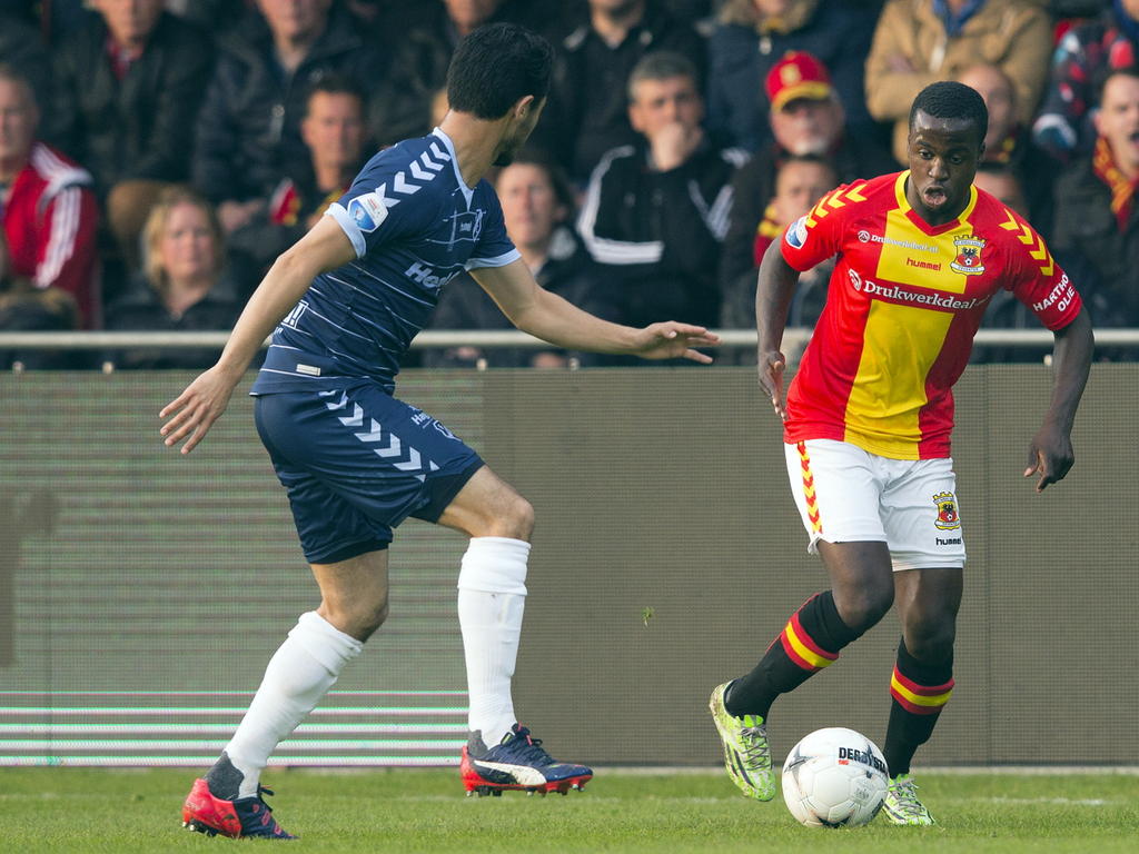 Lesly de Sa (r.) probeert Mark van der Maarel (l.) voorbij te spelen tijdens het competitieduel Go Ahead Eagles - FC Utrecht. (25-04-2015)