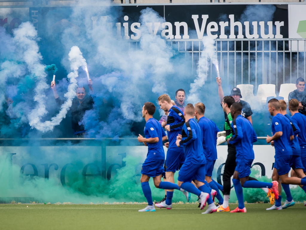 De spelers van PEC Zwolle worden tijdens de eerste training van de groep ontvangen met een schitterende sfeeractie van de supporters. (26-06-2015)