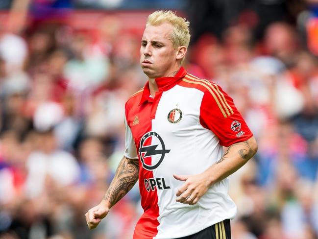 Luke Wilshire komt als een andere voetballer terug bij Feyenoord na de zomerstop. De Australiër heeft zijn haren laten blonderen en lijkt ook iets aangekomen te zijn. (28-06-2015)