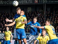 Een kopduel tussen twee verdedigers. ADO Den Haag-verdediger Vito Wormgoor wint het duel van SC Cambuur-speler Marvin Peersman. (25-10-2015)