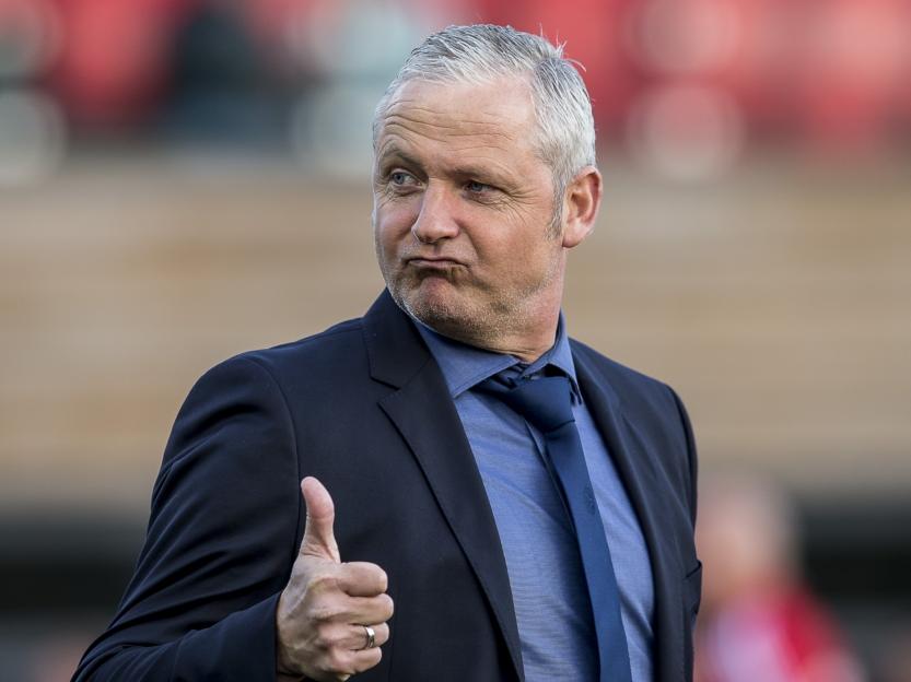 Almere City-trainer Jack de Gier ziet de play-offontmoeting met Willem II met vertrouwen tegemoet. (13-05-2016)