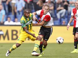 Jens Toornstra (r.) vecht een duel uit met Gervane Kastaneer (l.) tijdens het competitieduel Feyenoord - ADO Den Haag (11-09-2016).