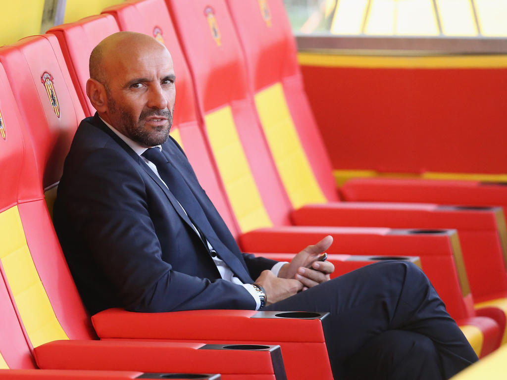 Monchi sentado en el banquillo del estadio del  Benevento. (Foto: Getty)