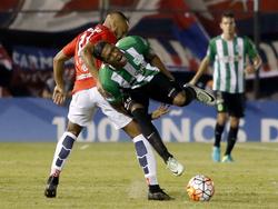 Pereira (izq.) lucha por el balón con con Orlando Berrío. (Foto: Imago)
