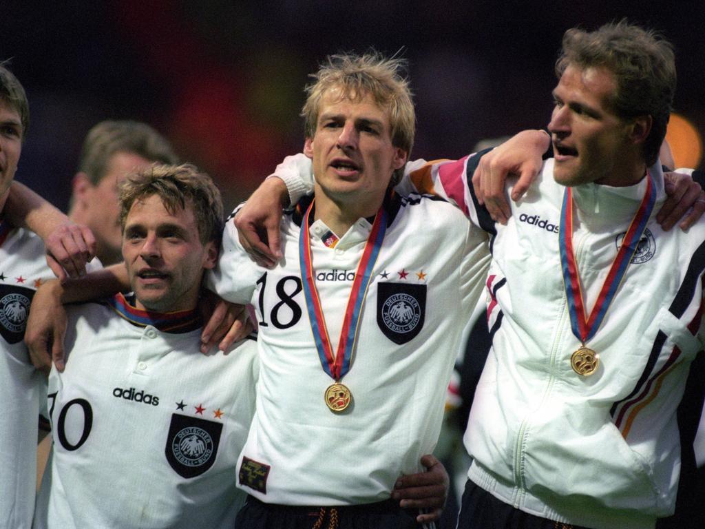 Jürgen Klinsmann (M.) wird DFB-Ehrenspielführer Jürgen Klinsmann (M.) wird DFB-Ehrenspielführer