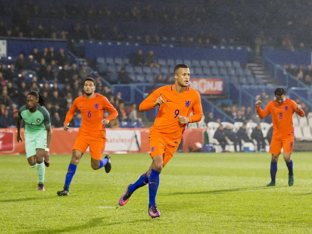 Richairo Živković (#9) heeft Jong Oranje vanaf de strafschopstip op gelijke hoogte gebracht tijdens de oefeninterland tegen Jong Portugal (15-11-2016).