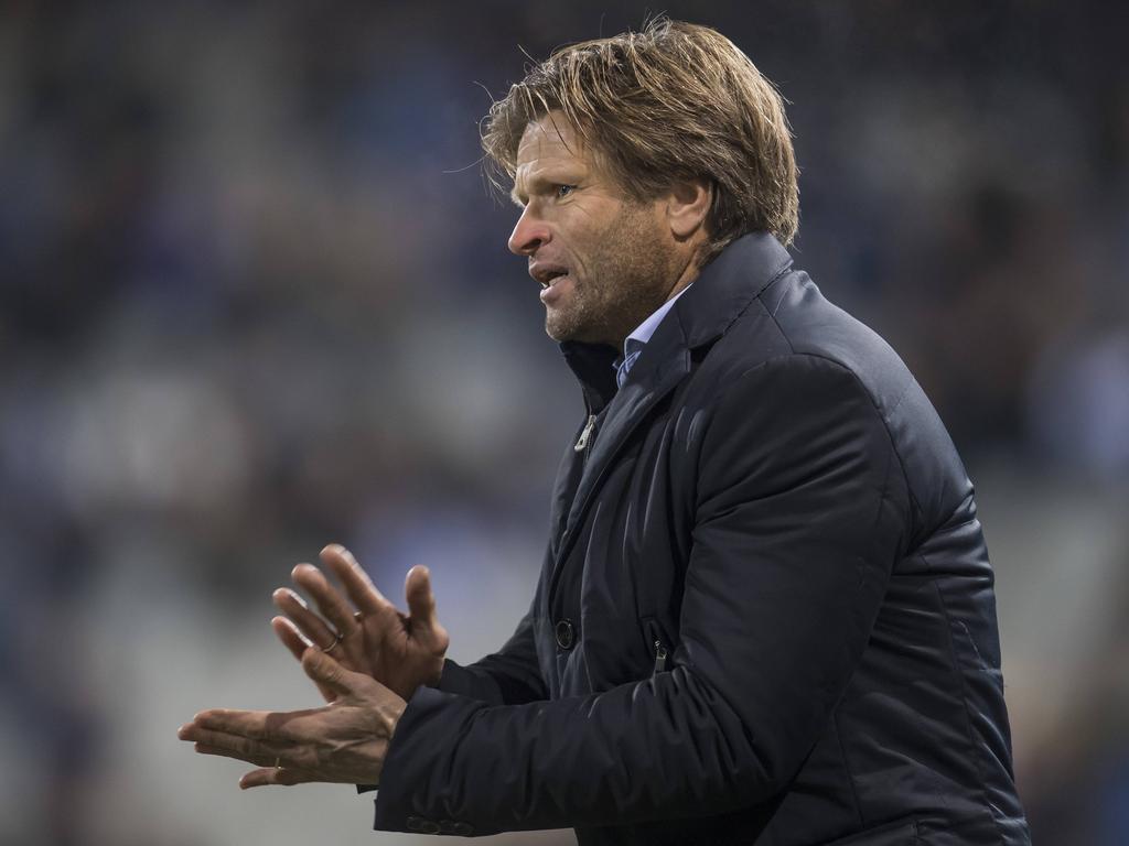 Jan Vreman probeert zijn spelers aan te moedigen. De Graafschap gaat echter ook tegen FC Oss onderuit. (02-12-2016)