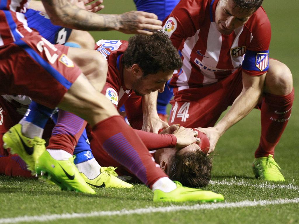 El juego estuvo parado durante siete minutos por la lesión de Torres. (Foto: Getty)