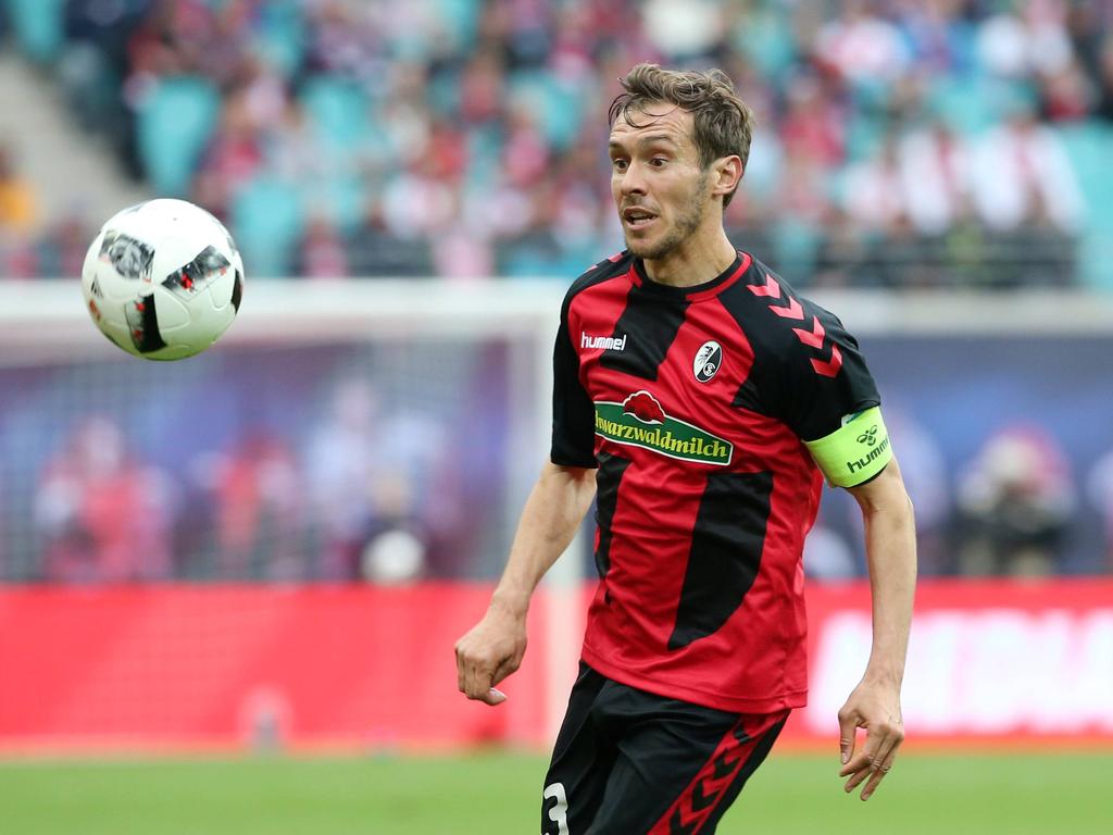 Julian Schuster, der Kapitän des SC Freiburg, kritisiert die Entwicklung auf dem Transfermarkt