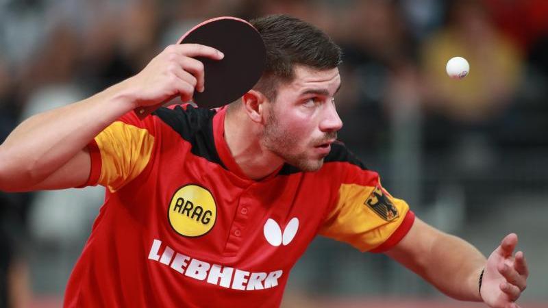 Patrick Franziska beim Aufschlag Patrick Franziska beim Aufschlag