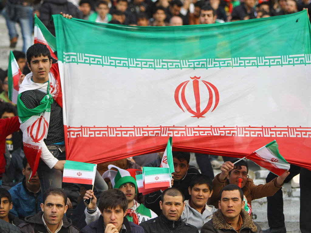 Aficionados iraníes apoyan a su selección desde la grada.