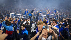 Die Fans des FC Schalke 04 feierten, dass sich die Balken bogen