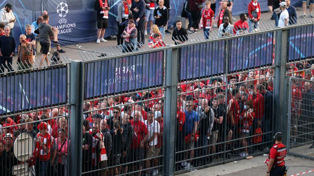 Fans des FC Liverpool mussten vor dem Stadion warten
