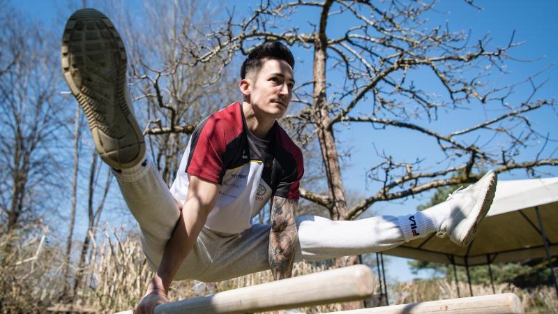 Marcel Nguyen trainiert daheim Marcel Nguyen trainiert daheim