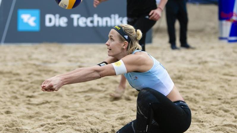 Die Bekleidungsvorgaben für das Welttour-Turnier in Katar sind aufgehoben worden: Laura Ludwig in langen Hosen Die Bekleidungsvorgaben für das Welttour-Turnier in Katar sind aufgehoben worden: Laura Ludwig in langen Hosen