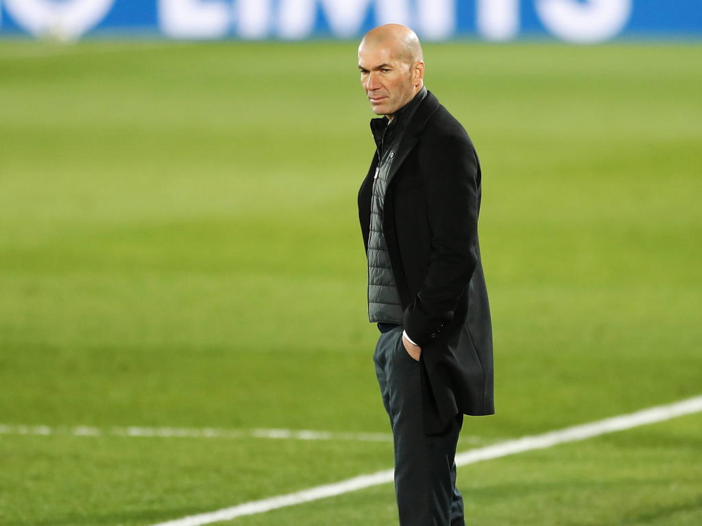 Zidane en la zona técnica frente al Atalanta.