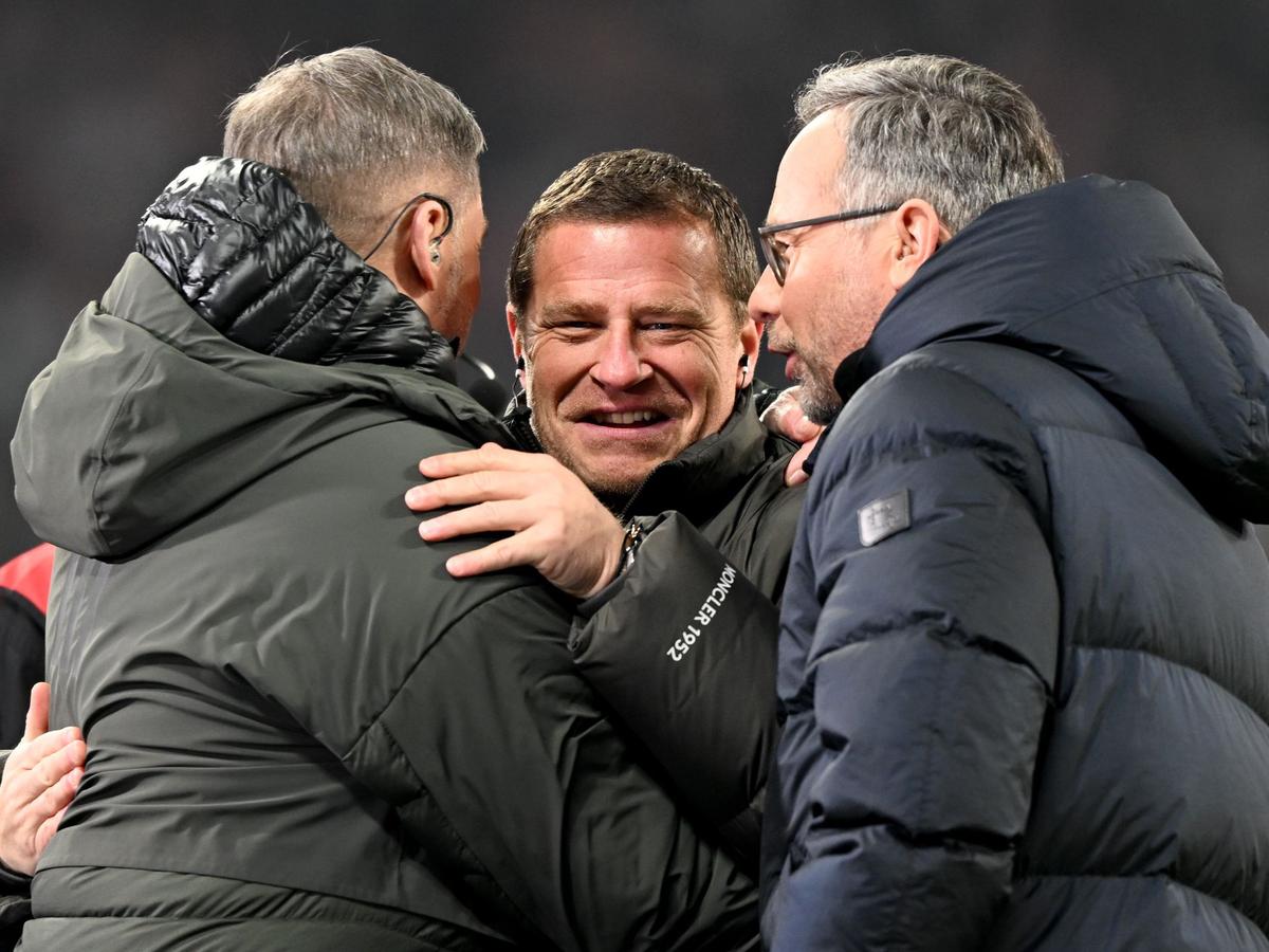 Leipzigs Sportchef Max Eberl (M.) vor der Partie gegen die Bayern.