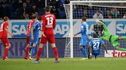 Stefan Kießling(2.v.l.) erzielt das "Phantomtor" im Spiel der Leverkusener in Hoffenheim