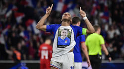Kylian Mbappé trug unter seinem Trikot ein Shirt mit einem Foto.