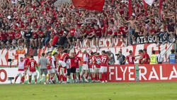 Zweikampf im Spiel Kickers Offenbach gegen Magdeburg