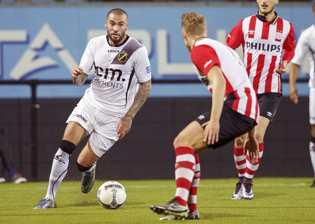 Joey Suk (l.) staat op het punt om zijn tegenstander van Jong PSV, Hjörtur Hermannsson te passeren. (07-12-2015)