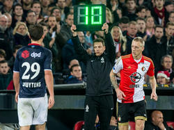 Lex Immers (r.) krijgt weer eens speeltijd bij Feyenoord. Hij komt in het bekerduel met Willem II na iets meer dan zeventig minuten spelen in het veld voor Marko Vejinović. (17-12-2015)