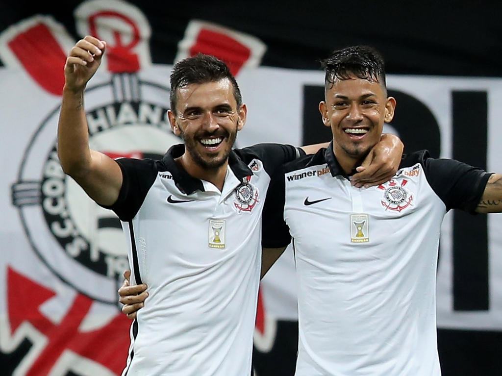 Lucca (dcha.) abrió el marcador en este partido para limpiar el honor de un 'Timao'. (Foto: Getty)