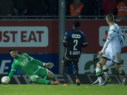 Jovan Kostovski (r.) neemt het doel van Standard Luik onder vuur voor zijn werkgever Oud-Heverlee Leuven, maar rekent daarbij buiten doelman Víctor Valdés, die zijn debuut maakt in de Eerste Klasse. (30-01-2016)