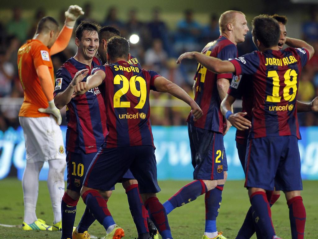 Sandro (29.) wordt gefeliciteerd door Lionel Messi (tweede van links) na zijn winnende goal tegen Villarreal. (31-08-2014)