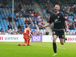 Invaller Kristján Emilsson (r.) viert een feestje nadat hij De Graafschap-doelman Jasper Heusinkveld (l.) heeft verschalkt tijdens De Graafschap - NEC Nijmegen. (28-09-2014)