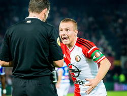 Jordy Clasie (r.) is het niet eens met de beslissing van scheidsrechter Pieter Vink. (01-11-2014)