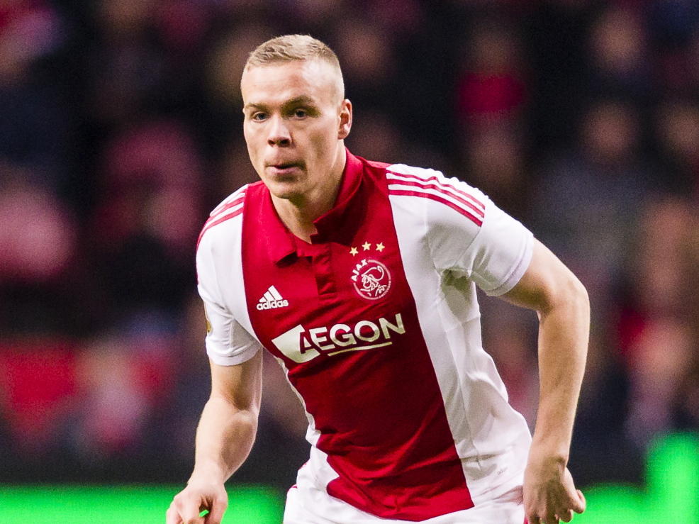 Kolbeinn Sigþórsson in balbezit namens Ajax in de wedstrijd tegen Willem II in de Eredivisie. (06-12-14)