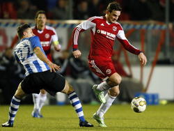 Vincent Janssen (r.) van Almere City passeert FC Eindhoven speler Sabastiaan de Wilde (l.). (09-02-2015)