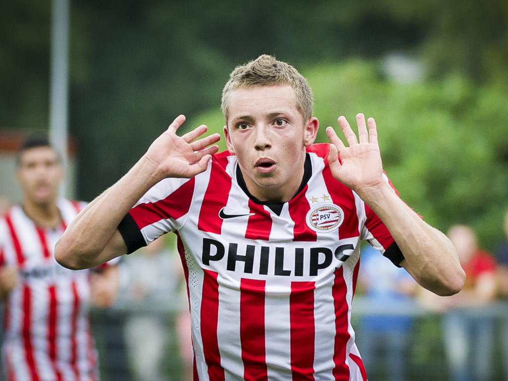 Olivier Rommens kan niet geloven dat hij zojuist heeft gescoord tijdens zijn debuut voor Jong PSV. De Belg maakt zijn eerste doelpunt in het betaalde voetbal tegen Achilles '29. (09-08-2014)